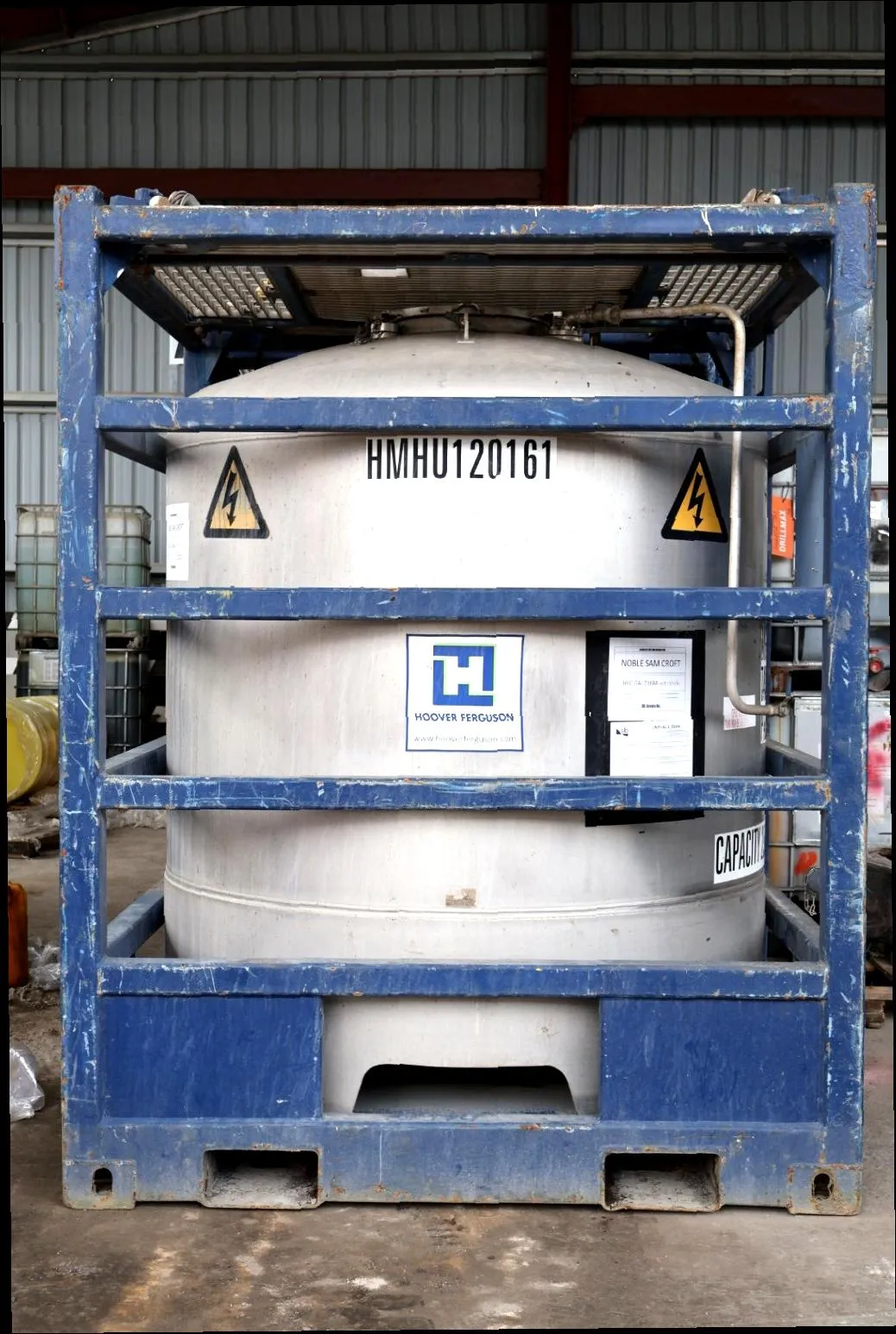 High-pressure washing of an industrial tank interior